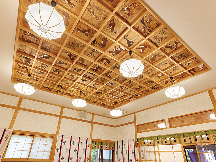 2013年に火事で焼失したが、東京藝術大学の院生などによって復元されたオオカミの天井画。以前より低くした天井に収められ、近くで見られるように