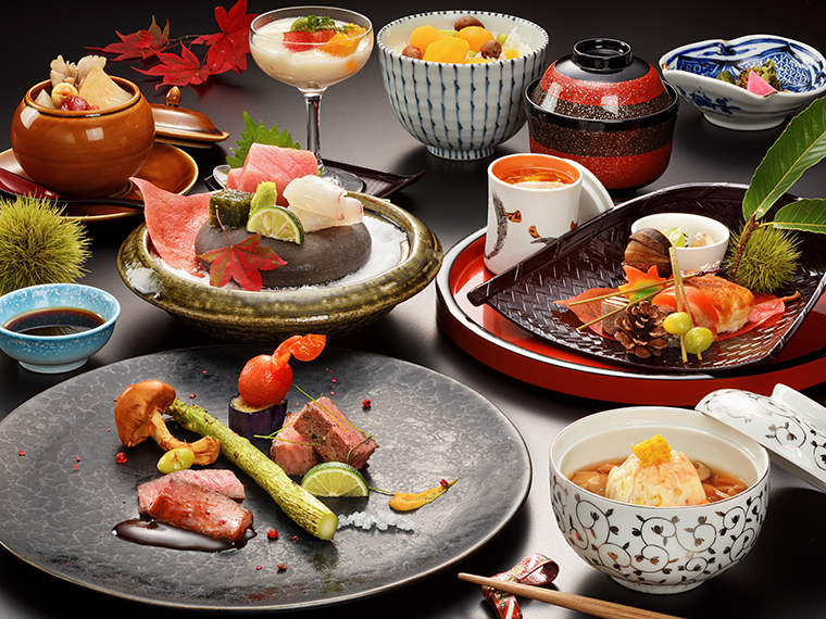 写真手前の「黒毛和牛ローストビーフ」は選べるメインのひとつ。日本の四季を美しく表現した料理が魅力