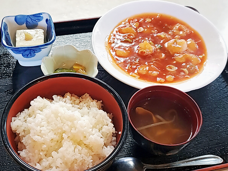 まるでスープのような、美しいビジュアルの「エビチリ定食」(1,200円)