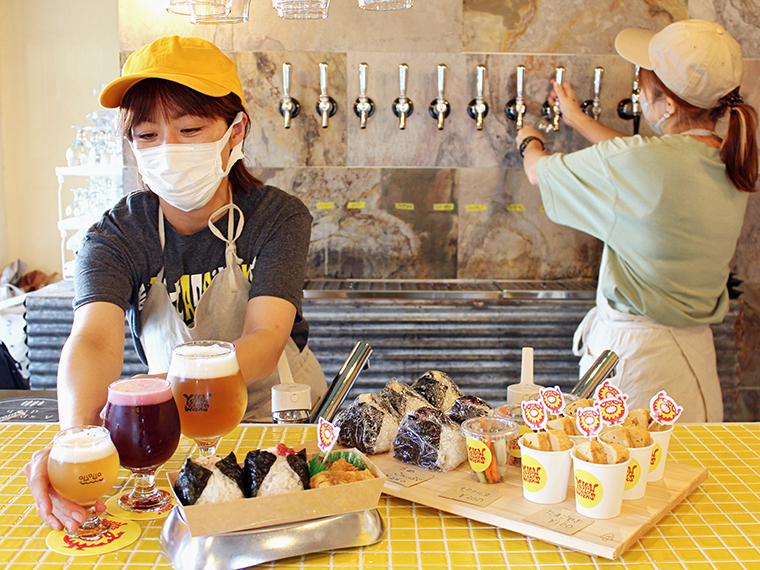 10種類のビールの他、平日の昼限定(11:30~14:00)で「おむすびBOX」(550円)も販売。手作りのお惣菜もあるので、ビールのおつまみにどうぞ