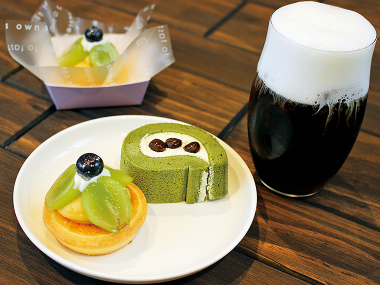 「季節のフルーツタルト」（350円）と、通年販売の「抹茶ロールケーキ」（200円）。ドリンクはホットも用意