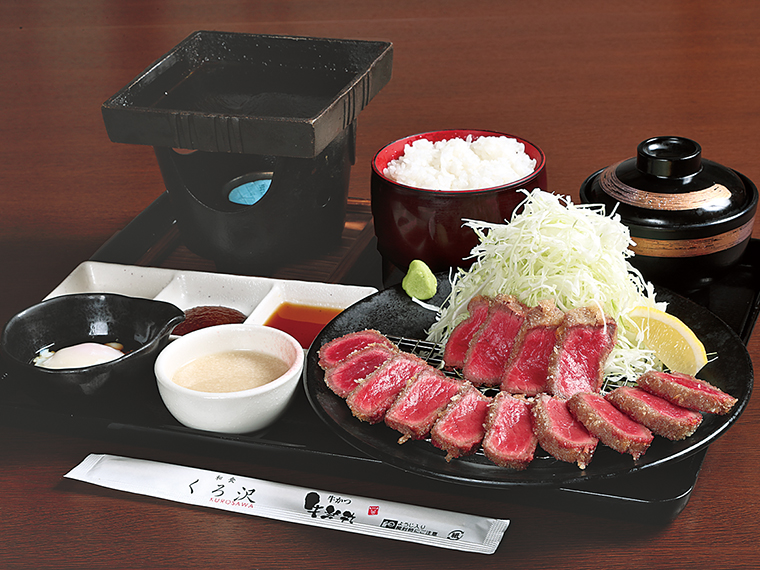写真は「牛かつ定食(大)」(2,500円)。LINEから予約も可能