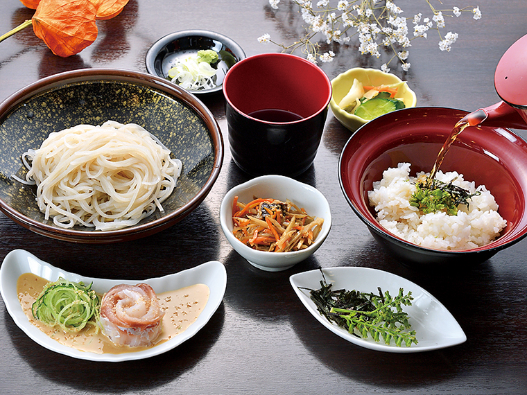 新米と新そばを同時に味わえる「鯛茶漬けと十割蕎麦の御膳」(1,500円)。天然真鯛はゴマを使った特製ダレと相性抜群。真鯛とシソの実、ノリをご飯にかけ、カツオ・しいたけ・昆布でとったダシを注げば、お茶漬けに。贅沢に新米をかきこんでほしい。提供は2022年12月初旬頃まで