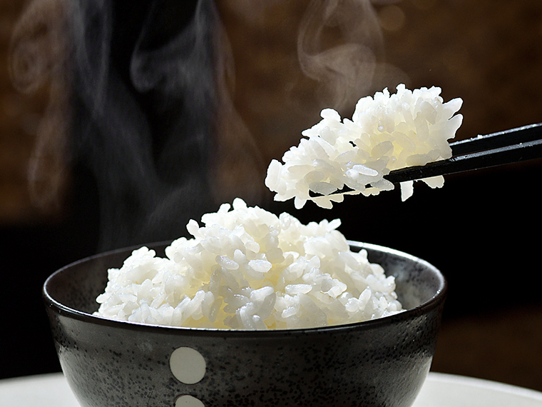 水分少なめで炊くとしっかりとした歯ごたえを感じられる。会津山塩をかけて食べるのが一番おいしいと白川さんと武田さんは話す