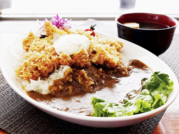 サクサクの鶏カツがのった「鶏カツカレー」(1,298円)。食事と合わせてドリンク注文で220円引きとお得