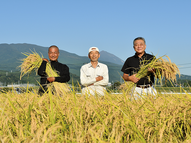 左から「アイヅライス」生産者の長谷川泰道さん、武田芳仁さん、白川浩二さん。自然に逆らわず、健全な状態の米を育てられるかが大事だと話す。米に話しかける人もいるそう。「こんなうまい米食べたくない人はいない！一度食べてみっせ」と長谷川さん