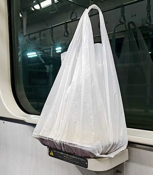 電車のテーブルに奇跡のシンデレラフィット!