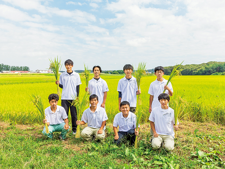 農業短期大学水田経営学科2学年稲作専攻の皆さん。後ろに広がる水田で2022年の「福､笑い」を栽培した