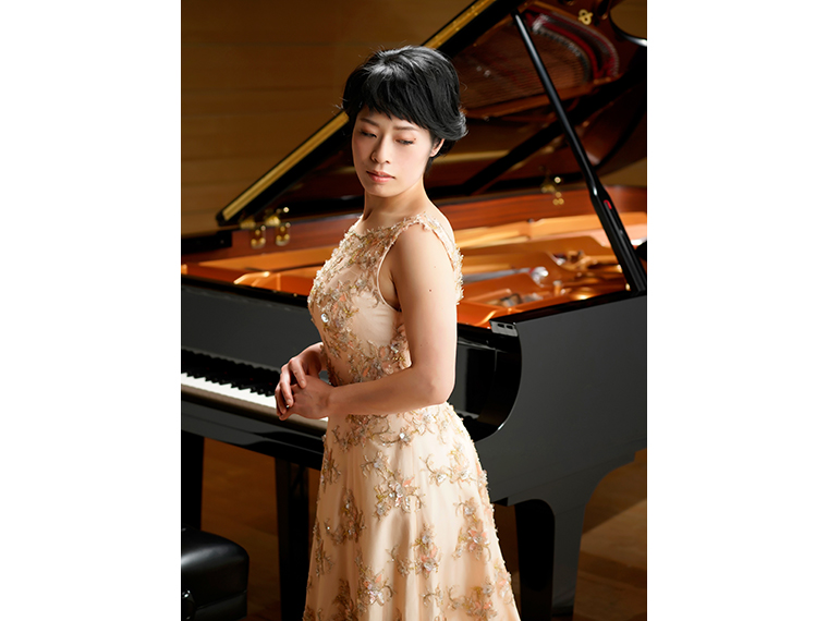 上原彩子は2002年「第12回 チャイコフスキー国際コンクール」のピアノ部門で女性初、日本人初優勝という快挙を成し遂げた