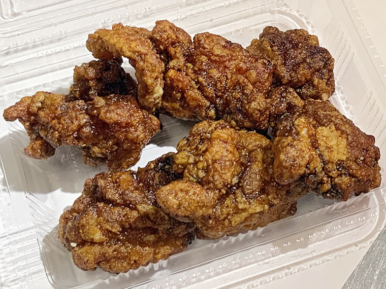 手軽に食べられる「ミニみそから」(1パック300円)