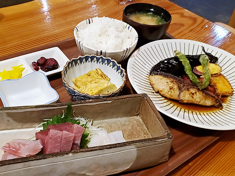 もはや懐石御膳のようなリッチさ。抜群の人気を誇る「里定食」(1,520円)