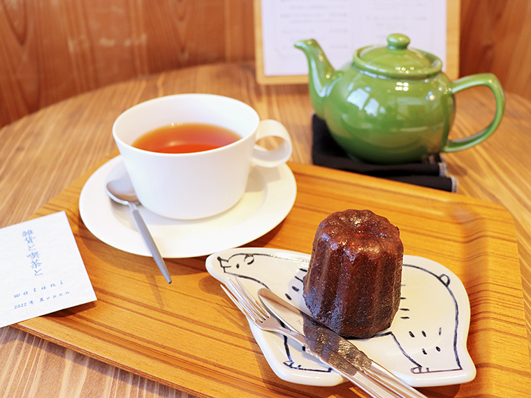 おすすめの「カヌレ」(200円)と「紅茶」(400円)。提供する食器にも店主のこだわりが詰まっている