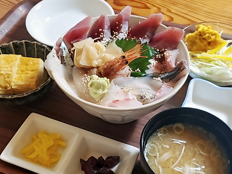 手を付けるのをためらうほど美しい「海鮮丼定食」(1,720円)