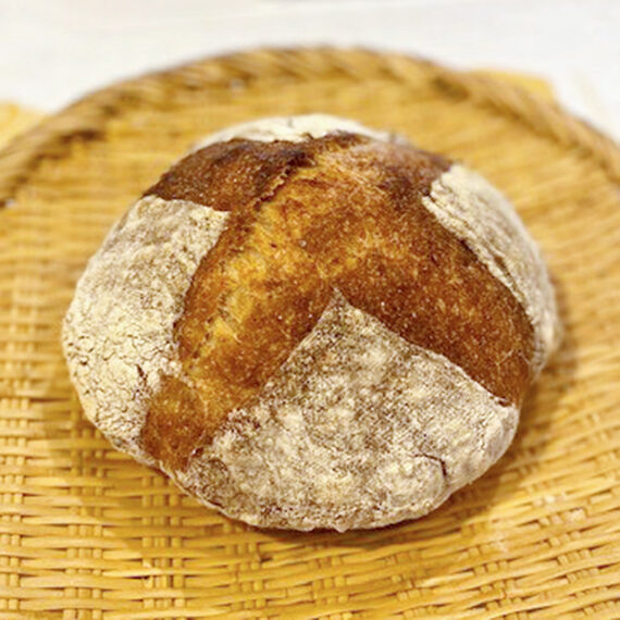 店主オススメの「カンパーニュ」（ホール・648円）。フランスパンの一種なので日常の食事に取り入れてみては
