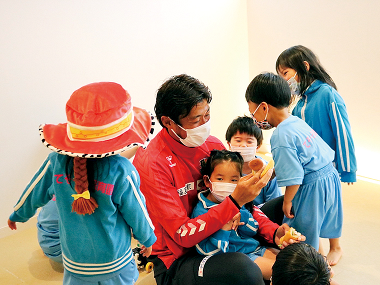 【写真提供／Fukushima United FC】ドリーム教室の様子です。普段と変わらない環境で素直に遊んでもらえるよう、保護者、子ども達にとって一番安心な場所である学校で実施しています