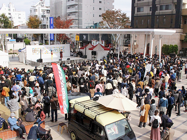 街なか広場のステージに歌手の松本梨香が登場し、大にぎわい