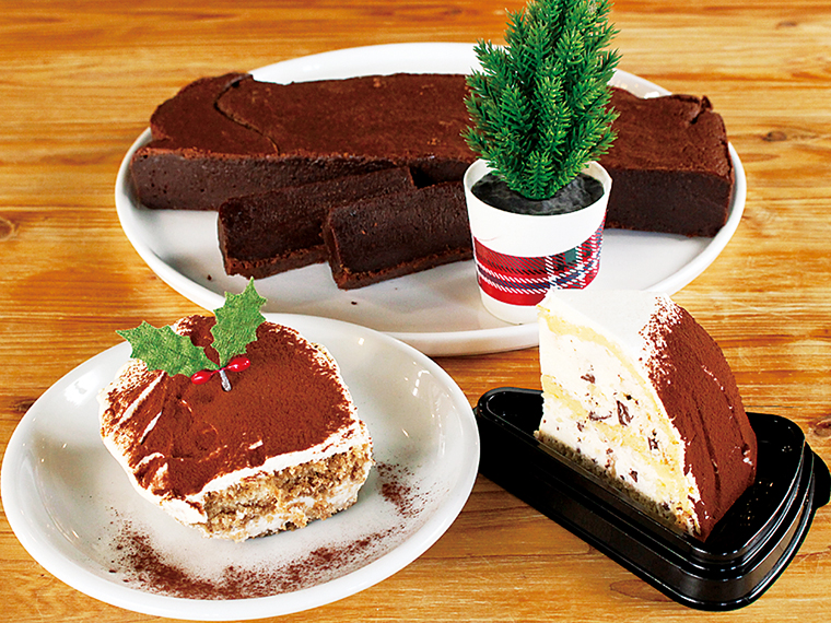 ズコットケーキやティラミスなどのカットケーキの他、 ホールケーキも予約受付中