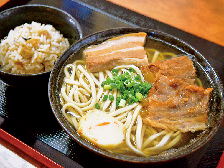 「とよみそば(並・かつお)」(680円)。薄味の「ジューシー」は、甘めに煮込まれたトロトロ軟骨ソーキと一緒に食べるのも良し