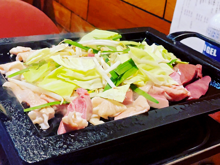 看板メニューの「ホルモン焼き」(900円)。提供するその日に仕込みを行い鮮度抜群