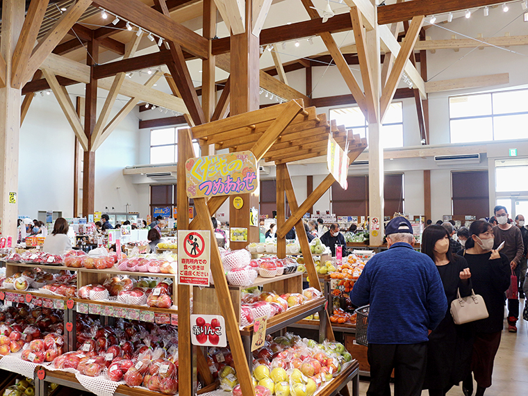 農産物など福島市の特産品が数多く揃う