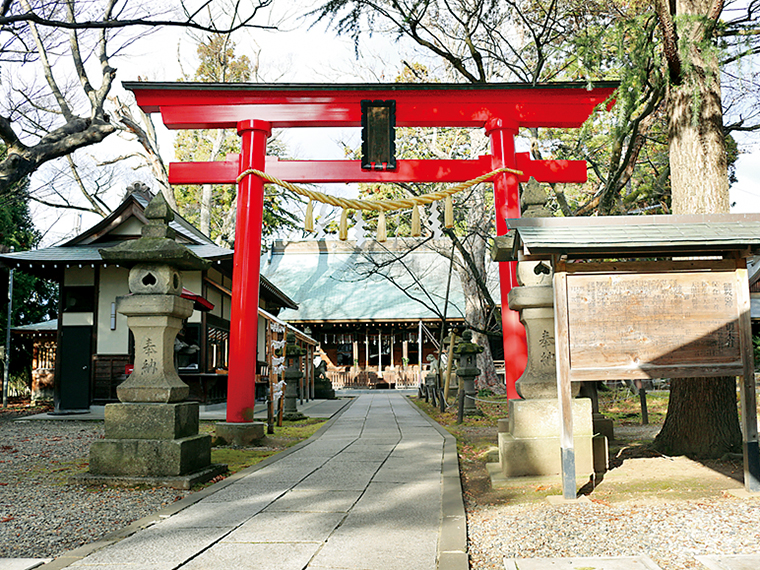 会津若松市の中心部に位置しながら、木々に囲まれ静寂な雰囲気が漂う。初詣は出店も登場！