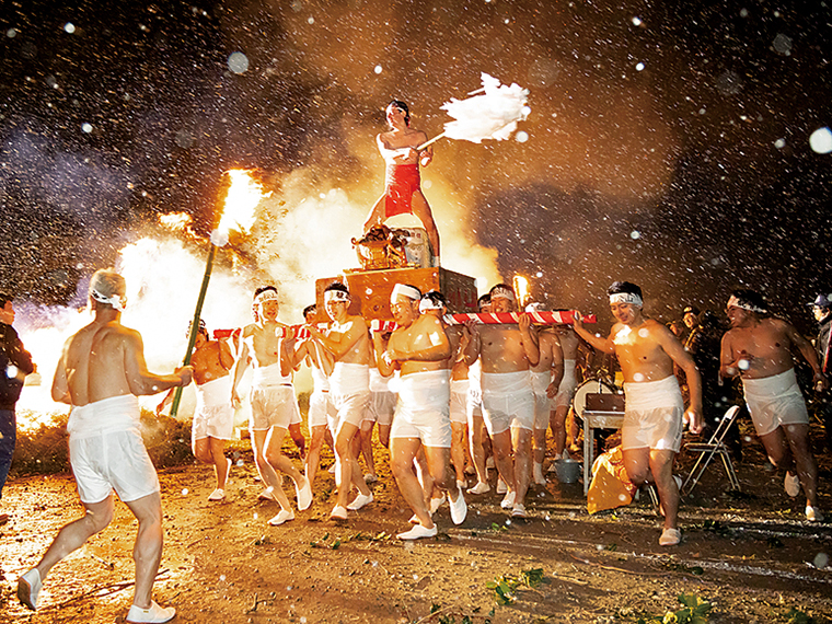 東北の守り神とされる毘沙門天のお祭りである「初寅祭」。3年ぶりに青年裸御輿や招福開運大福銭まきも行われる