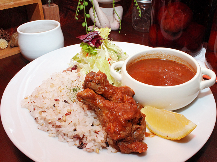 おすすめ「薬膳カレープレート」。ほろほろと柔らかく煮込んだチキン、辛味・甘味・酸味・苦味・塩味の五味を感じるスパイシーカレー、そして雑穀ごはんがワンプレートに