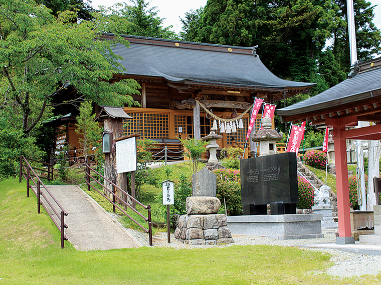 鹿狼山登山口から車で5分。三が日は授与所にて「馬と姫の御朱印」や馬型「神馬のお守り」を頒布