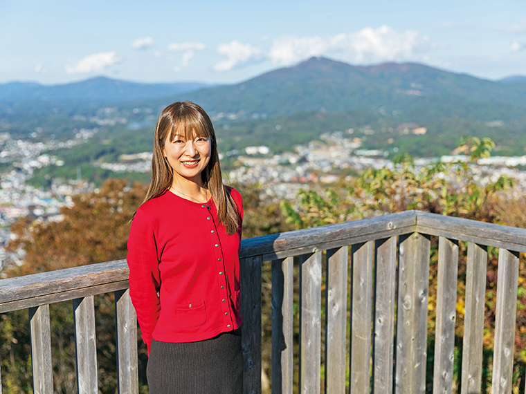 大好きな片曽根山の展望台でリフレッシュ。「街の風景を眺めたり、美しい夕日を見ながらヨガをすることもあります」