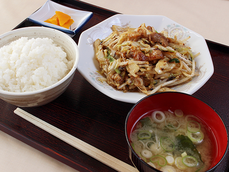 白米との相性ぴったりの「ホルモン焼定食」（950円）