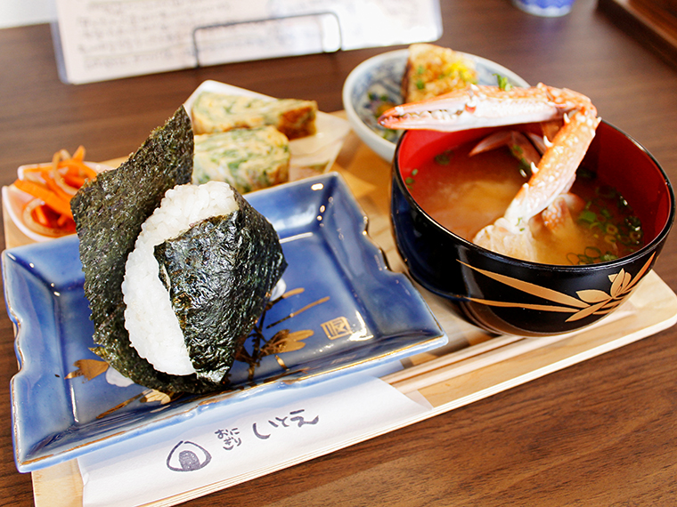 「銀鮭」（290円）の他、厚焼き玉子や栃尾揚げなどのおかずも。この日の「みそ汁とひとくち」は「カニ汁」と「イカ人参」