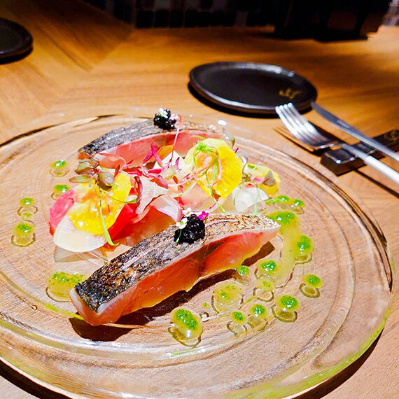 コースの一例「青森県産ツムブリのマリネと根菜のサラダ」。オーナーが仕入れるフランスワインと合わせて味わいたい