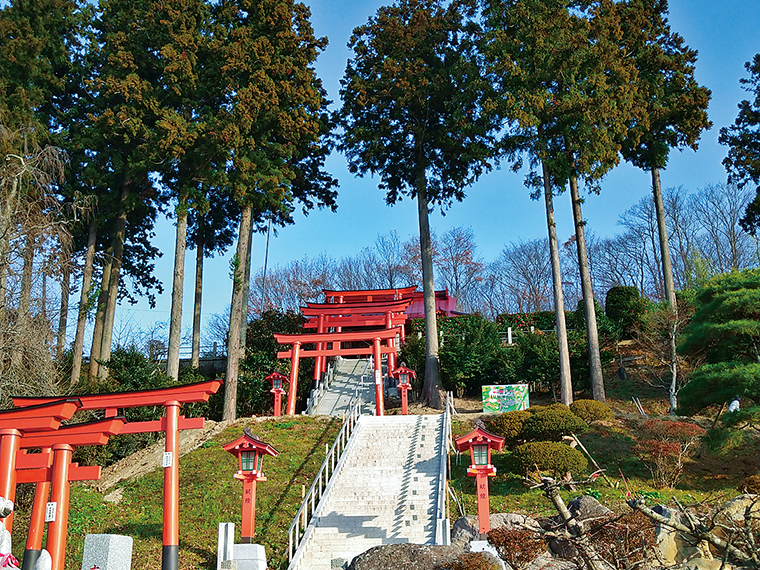 現在鳥居は100基だが、戦前は約4,000基連なっていたそう。石段を登りきり、見る景色は壮観