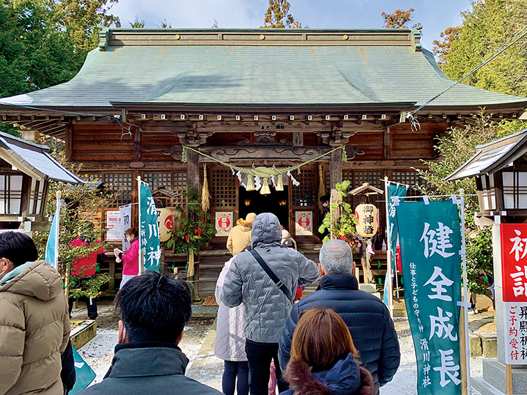 清々しい空気に包まれたお正月の境内。季節ごとに飾り付けが変化し、参拝者を楽しませている