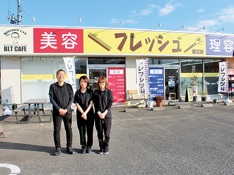 理容室と美容室の入口は別。広々とした駐車場も完備