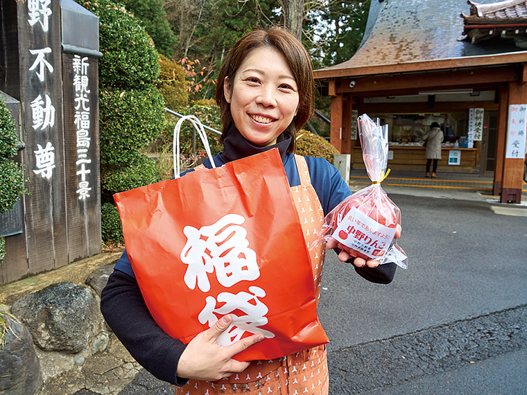 お菓子がいっぱい詰まった福袋は1,000円。 「開運・中野りんご」は2023年にちなみ1個23円