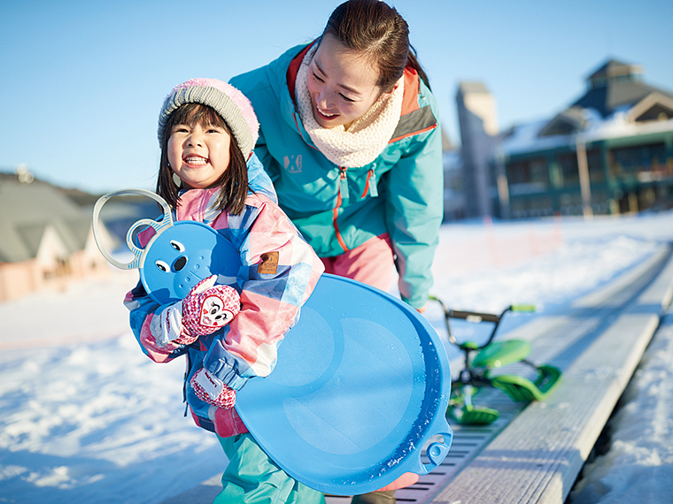 スノーエスカレーターは毎日無料で利用できる。緩斜面に設置されているため、そり遊びや初めてのスキーにも便利！子どもと一緒に楽しもう