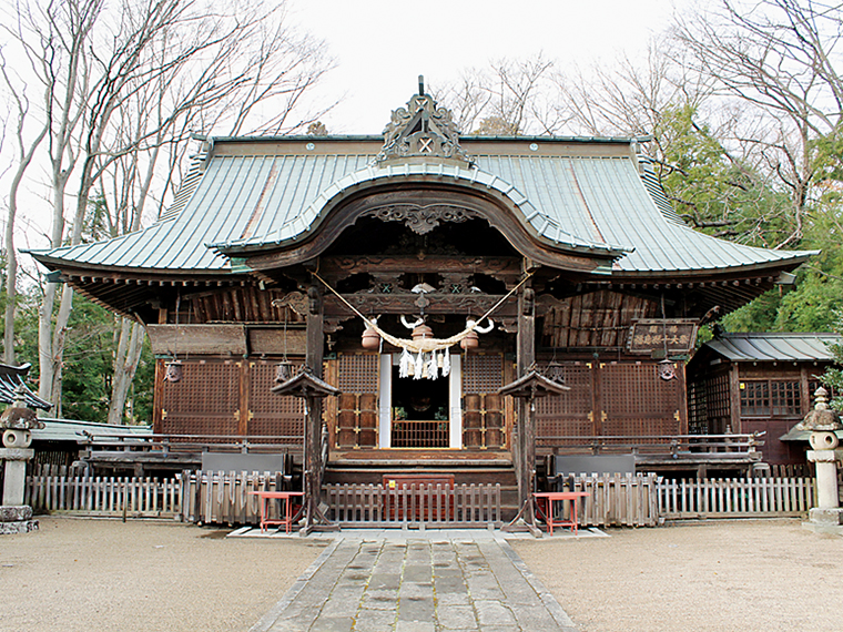 小高い山の上にある本殿は厳かな雰囲気。各種ご祈祷は、個人・企業ともに電話またはFAXで受付