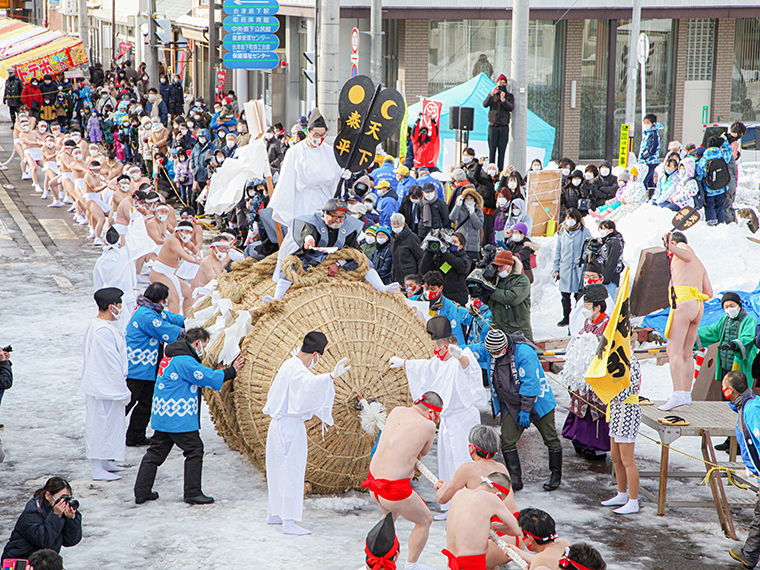 「坂下初市～奇祭大俵引き～」の様子