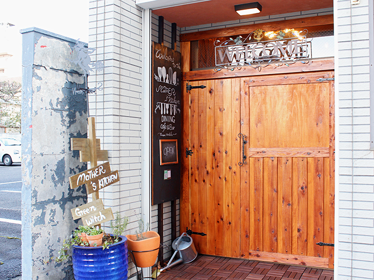福島銀行本店の裏通りにひっそりと佇むお店の入口。木の扉を開けると温かみのある素敵な店内が広がる