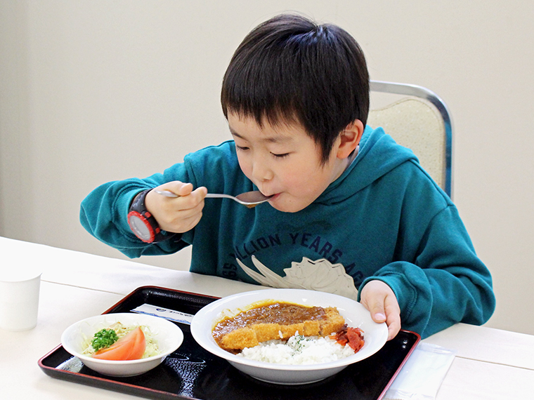 大人1人分、150gの豚肉を使ったボリューム満点のカレー。小1のコウくんは完食できるか??