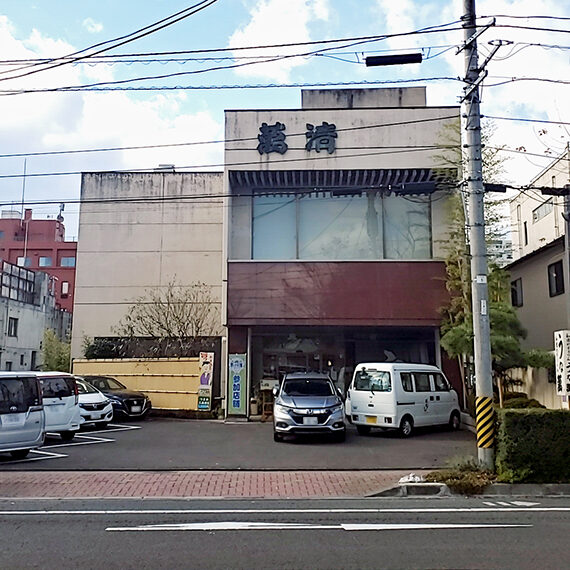 スクエアな外観は、白焼きと蒲焼きに見えてきそう