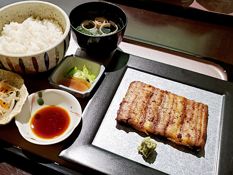 ふっくらと堪らない「白焼き定食」(3,100円)で豪勢に。蒸して焼く。関東の鰻の焼きはしばらく眺めていたい丁寧な仕事