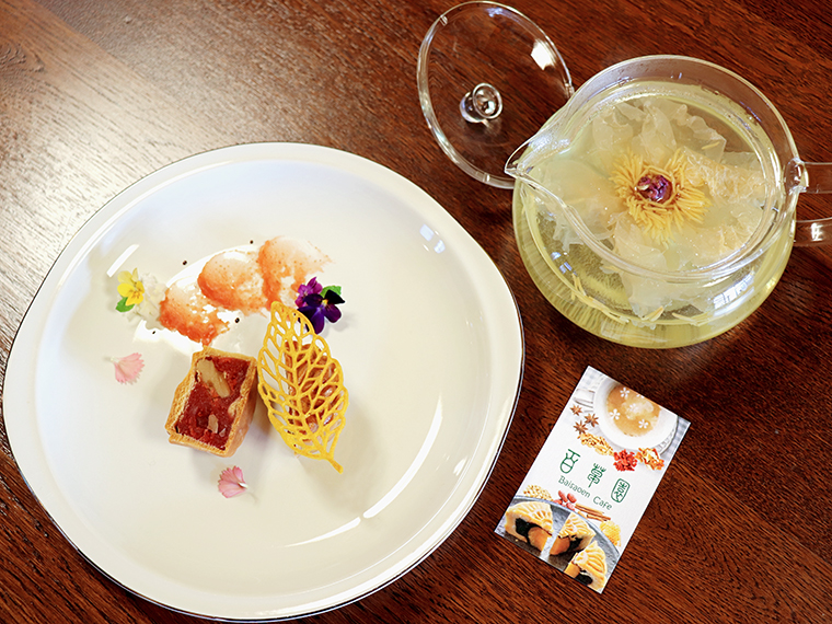 写真は甘酸っぱさが特徴の赤い実「山査子(サンザシ)」を使った「月餅」(490円)。お湯を注ぐと花開く「牡丹茶」(1ポット1,500円)をお供にぜひ。牡丹の香りが口の中にふわっと広がる