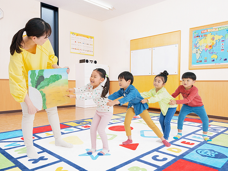 4〜5歳児対象の「TALKids（トーキッズ）」のレッスン風景。体を使ってのびのびと学べる