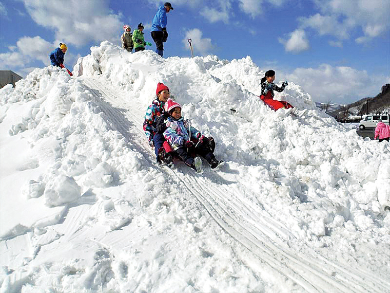 雪遊びは多目的広場で開催。着替えも忘れずに（写真はイメージ）