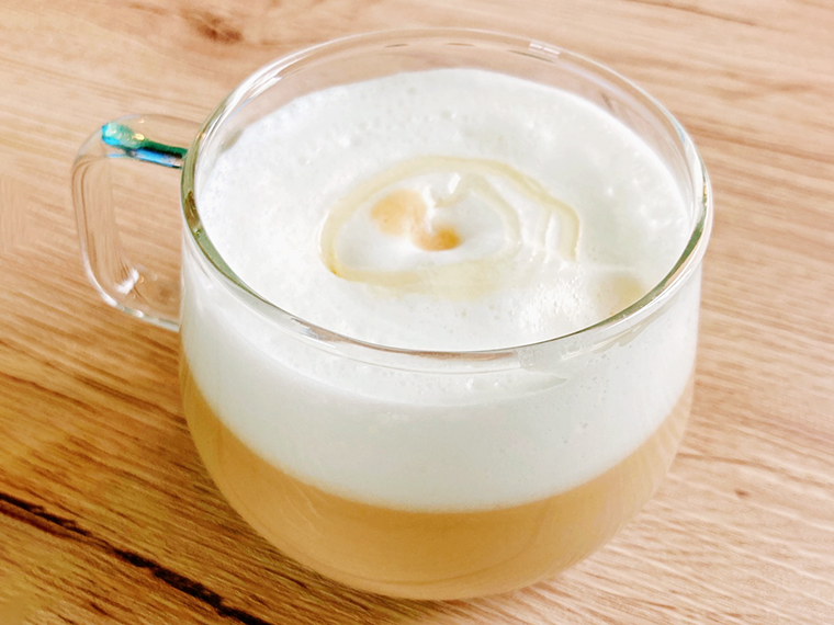 寒い季節にぴったりな「ハニーミルクラテ」(450円)などホットドリンクも用意
