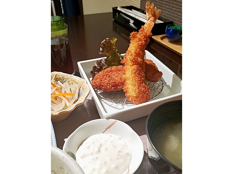 タルタルにたっぷりディップしたら昇天! 「ミックスフライ定食」(1,460円)