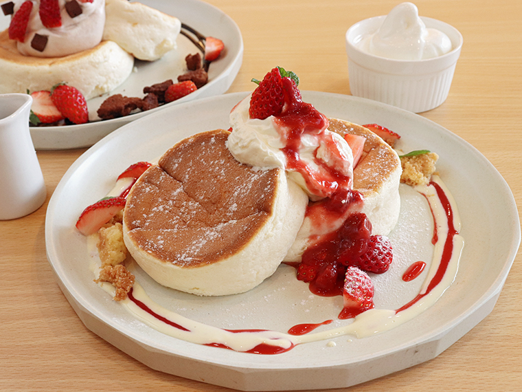 人気メニューの「こぼれ苺のパンケーキ」(1,450円)。季節限定メニューも随時登場する