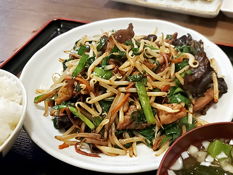 しゃきっと炒まった野菜と、モツの食感も楽しい「モツ炒め定食」(850円)
